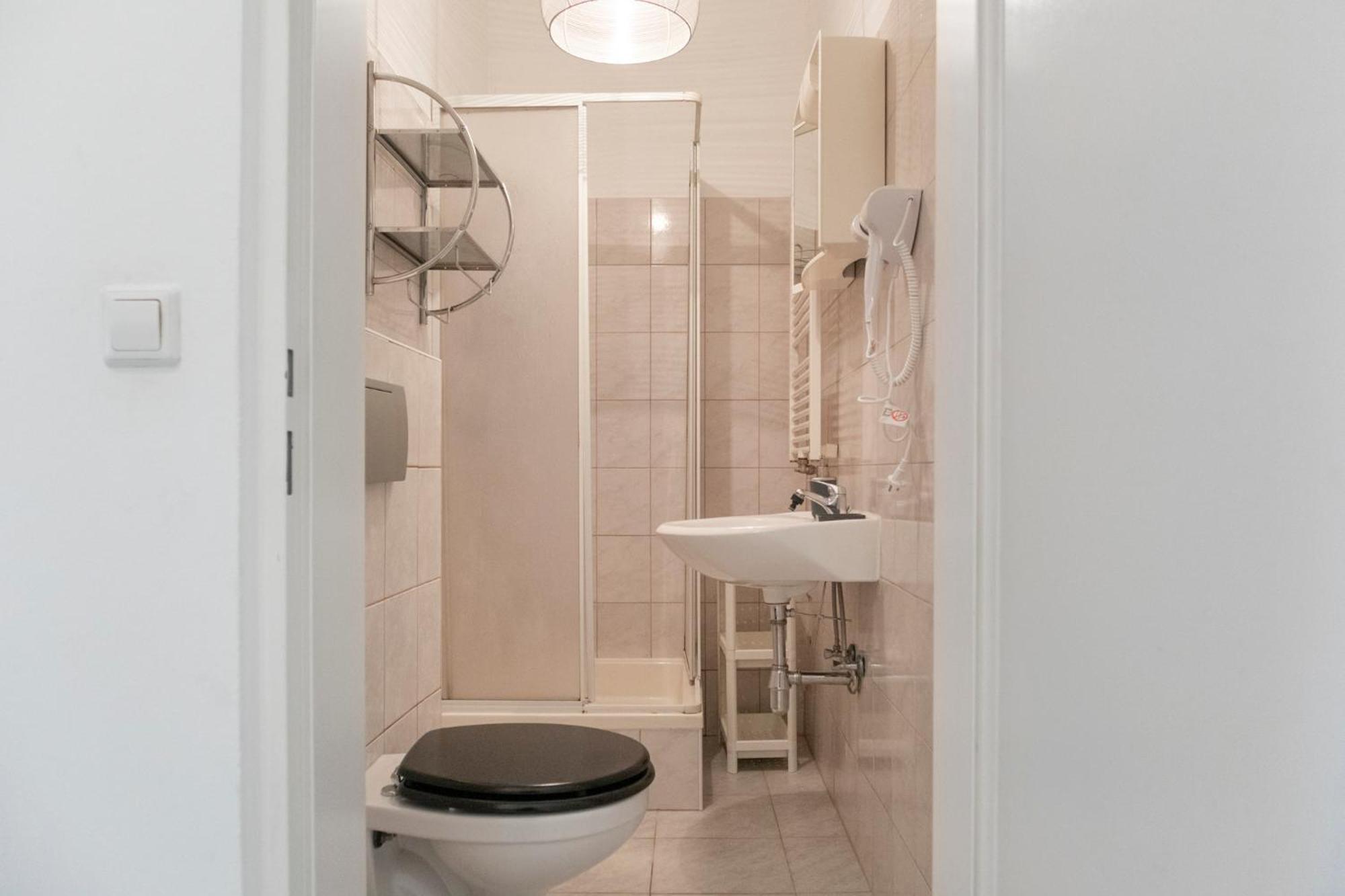 Prime Location & Peaceful Shared 2 Bedroom Apt With Backyard Wien Exterior foto