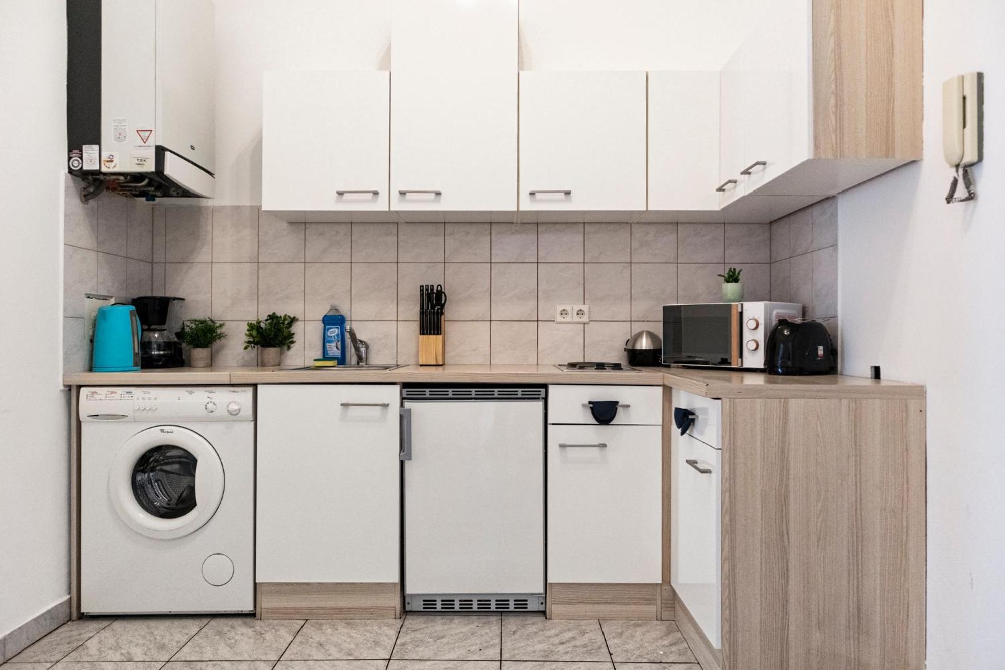 Prime Location & Peaceful Shared 2 Bedroom Apt With Backyard Wien Exterior foto